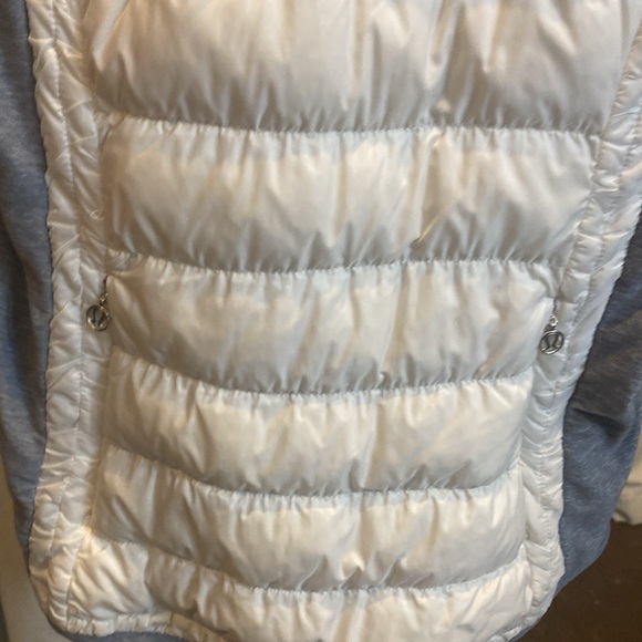 Lululemon light weight with stretchy, thumb holes and 2 pockets - Picture 3 of 8